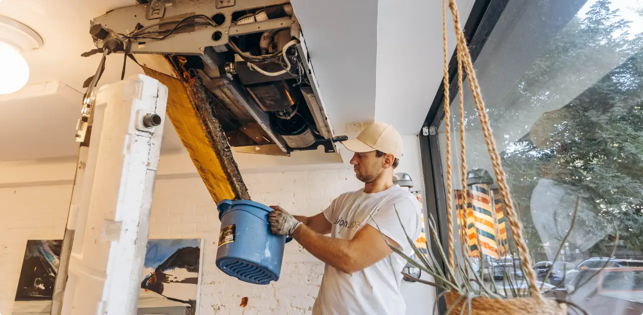 Mi aire acondicionado está soplando aire caliente.